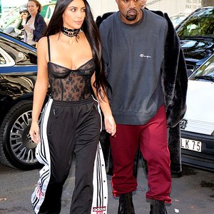 Kim-Kardashian-et-Kanye-West-La-famille-Kardashian-se-rend-dans-une-boutique-Armani-pendant-la-fas_exact1024x768_p.jpg