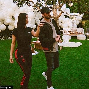 3C0F586600000578-4118724-_On_our_way_Dubai_Kim_wore_the_Adidas_Calabasas_bottoms_with_a_b-a-8_1484366640475.jpg