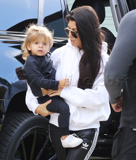 X17_kourtney_kardashian_reign_121116_01.jpg