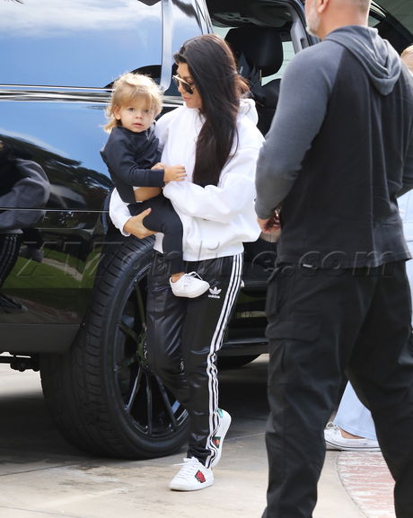 X17_kourtney_kardashian_reign_121116_02.jpg