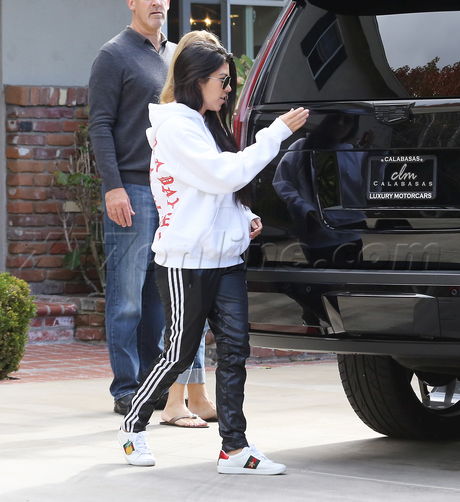 X17_kourtney_kardashian_reign_121116_05.jpg